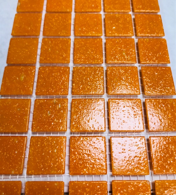 Pâte de verre orange clair , 2 x 2 cm , à la plaque .